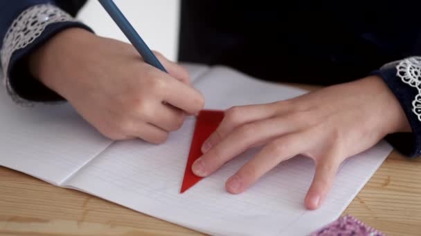Обрізаний вигляд дитячих рук, що тримають олівець на столі — стокове відео