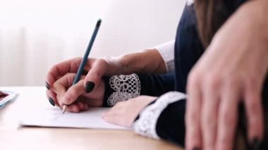 Cümlelerin nasıl yazılacağını öğrenme sürecinin kırpılmış görünümü