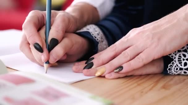 Gevoelige weergave van het proces van leren hoe zinnen te schrijven — Stockvideo