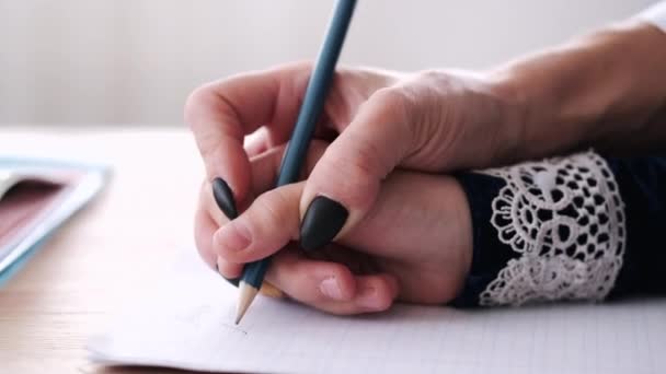 文章の書き方を学ぶ過程を切り取った視点 — ストック動画