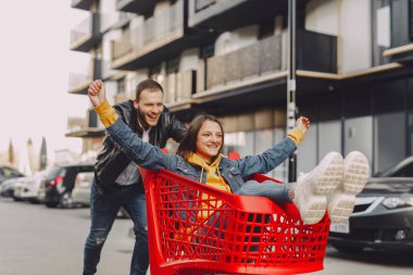 Şehirde at arabalarıyla oynayan sevimli bir aile.