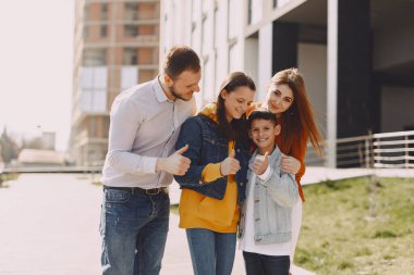 Bahar şehrinde tatlı bir aile yürüyüşü.