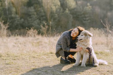 Köpeğiyle bahar tarlasında şık bir kız.