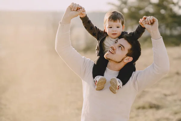 Linda familia jugando en un campo de otoño — Foto de Stock