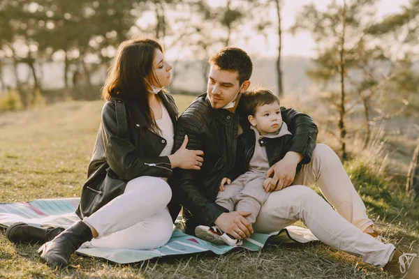 Стильна сім'я сидить на весняному полі — стокове фото