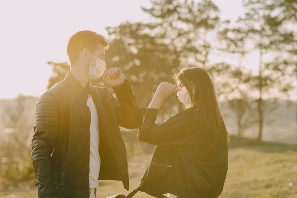 봄 숲에서 서 있는 마스크를 쓴 사람들 — 스톡 사진