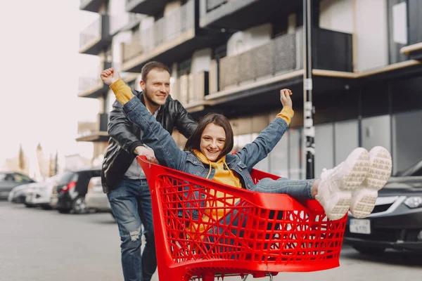 Cute rodziny gry z wózków w mieście — Zdjęcie stockowe