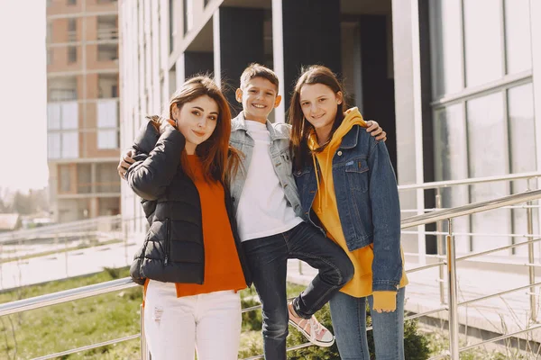 Mutter mit Kindern in einer Frühlingsstadt — Stockfoto