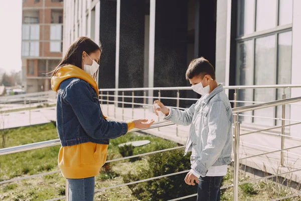 Gente con una máscara de pie en la calle —  Fotos de Stock