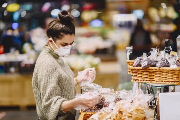 Donna in un respiratore in un supermercato — Foto Stock