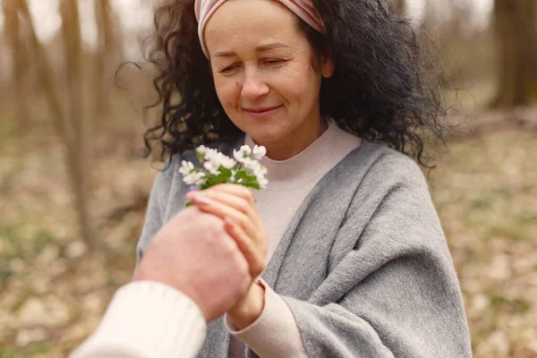 Mujer adulta en un bosque de primavera — Foto de Stock