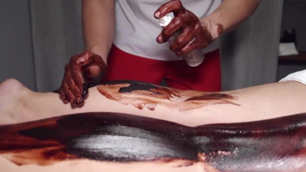 Szoros férfi masszírozás női lábak segítségével maszk — Stock videók