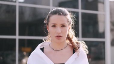 Güzel bir kız koruyucu bir maske takıyor ve dur işaretini elle gösteriyor.