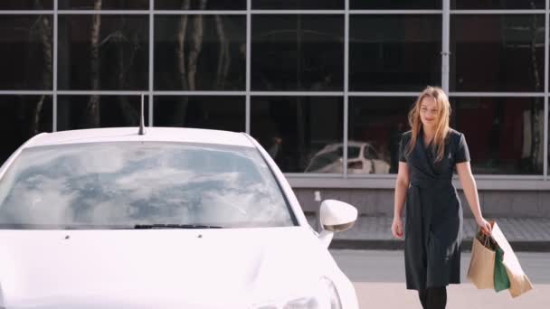 Привлекательная женщина сидит в электромобиле — стоковое видео