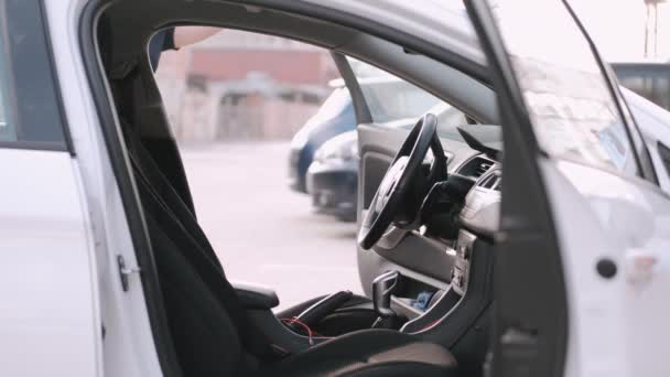 La atractiva mujer está sentada en un coche eléctrico — Vídeos de Stock
