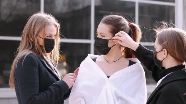 Drie mooie vriendinnen zetten beschermende maskers op.. — Stockvideo