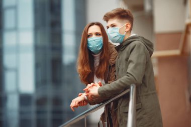 Anne ve oğlu tek kullanımlık maskeler takıyor.