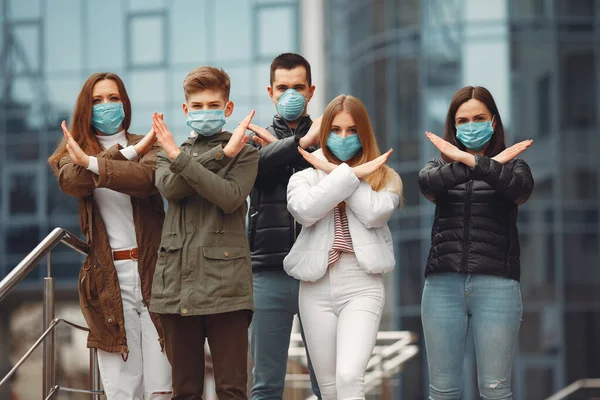 Jóvenes con respiradores cruzan las manos —  Fotos de Stock