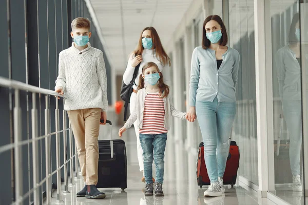 Las personas en el aeropuerto están usando máscaras para protegerse del virus —  Fotos de Stock