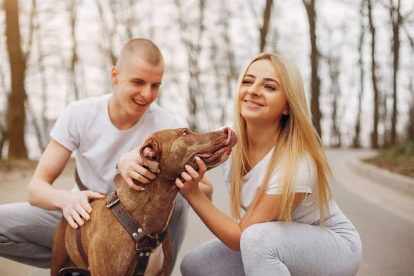 Sports couple in a summer park — Stock Photo, Image