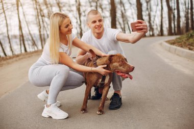 Bir yaz parkında spor çift