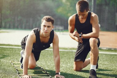 Yaz parkında yakışıklı adam eğitimi.