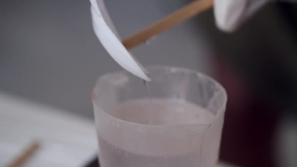 Gehakt zicht op de handen van de kunstenaar in handschoenen bereiden vloeistof — Stockvideo