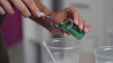 Soyut resim çizmek için boyaları karıştırma görünümü