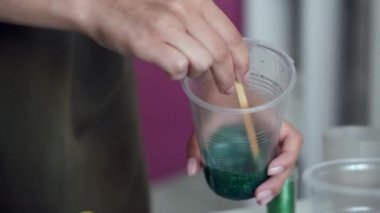 Soyut resim çizmek için boyaları karıştırma görünümü