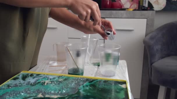 Soyut resim çizmek için boyaları karıştırma görünümü — Stok video
