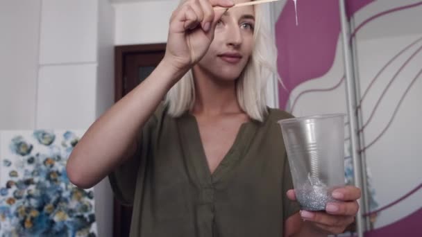 Blonder Künstler mischt Farben für abstraktes Bild — Stockvideo
