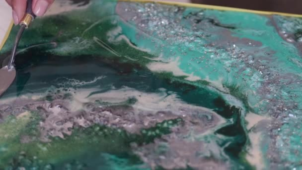 Close-up van het abstracte beeld tekenen met behulp van een paletmes — Stockvideo