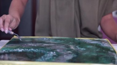 Palet bıçağı kullanarak soyut resme yakınlaş
