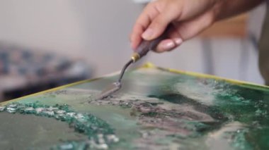 Palet bıçağı kullanarak soyut resme yakınlaş