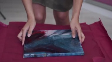 Pembe kağıda sarılı kadın eli resmi.