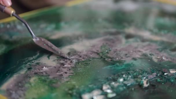 Крупный план рисунка абстрактной картиной с помощью мастихина — стоковое видео