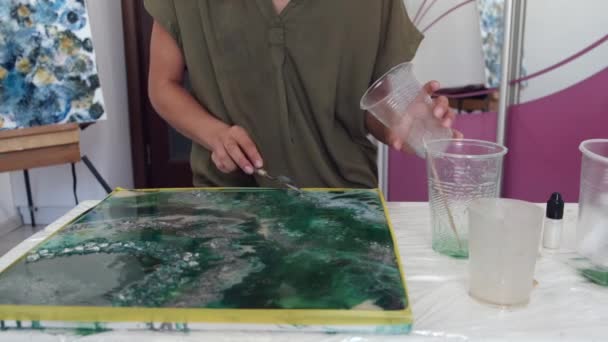 Artist drawing abstract picture using palette knife — Stock Video