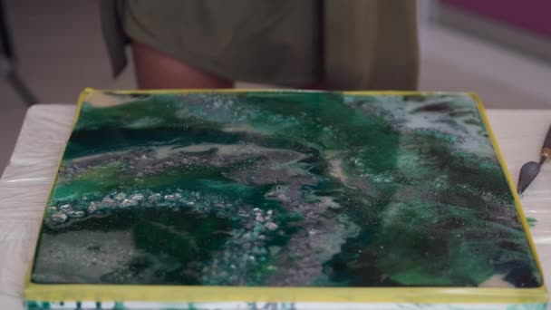 Vista recortada de quadro pintado com tintas acrílicas por artista — Vídeo de Stock