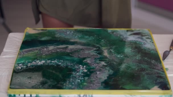 Vue recadrée de l'image peinte avec des peintures acryliques par l'artiste — Video