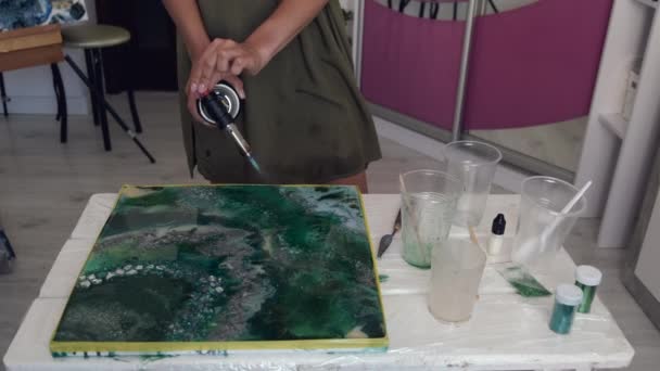 Vista cortada de artistas mãos segurando spray de tinta — Vídeo de Stock