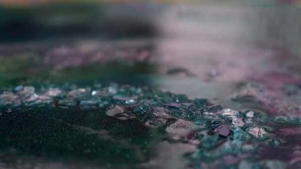 Обрезанный вид картины, написанной акриловыми красками художника — стоковое видео