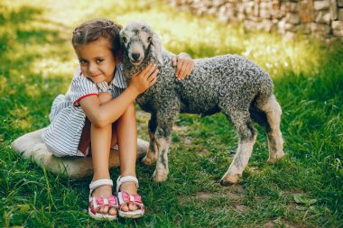 Keçi ile güzel kız