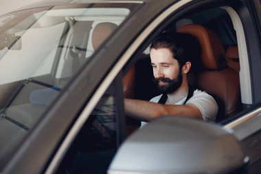 Garajda arabasını yıkayan adam