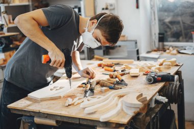 Marangoz bir ağaçla çalışır.