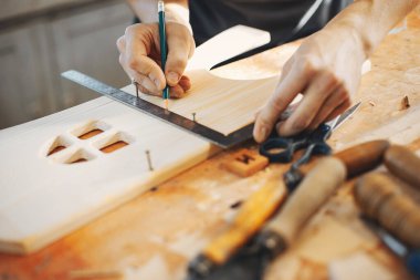 Marangoz bir ağaçla çalışır.