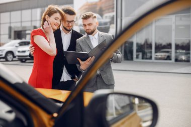 Bir araba galerisinde şık ve zarif bir çift.