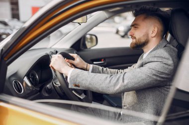 Bir araba salonunda yakışıklı ve zarif bir adam.