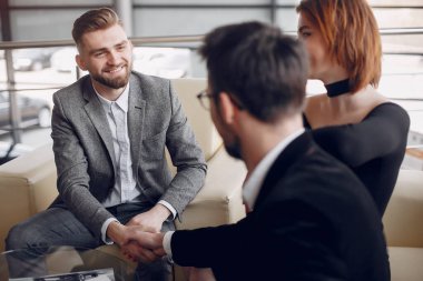 Bir araba galerisinde şık ve zarif bir çift.