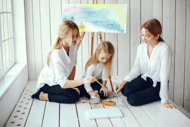 Güzel anne ve kızı çizim