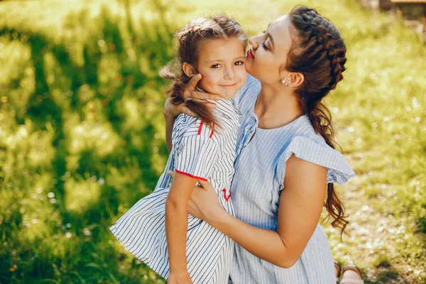 Mooie moeder met mooie dochter — Stockfoto